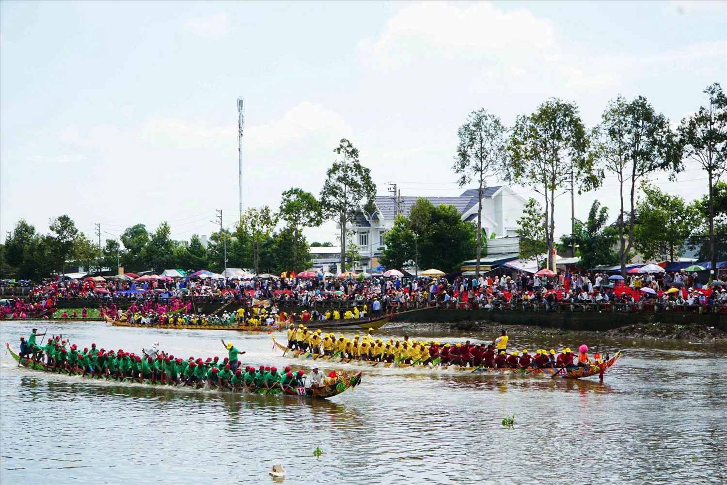 Với đồng bào Khmer, Óoc Om Bóc – Đua ghe ngo không chỉ là một lễ hội thể thao mà còn là dịp thể hiện tinh thần đoàn kết của đồng bào trong phum sóc.