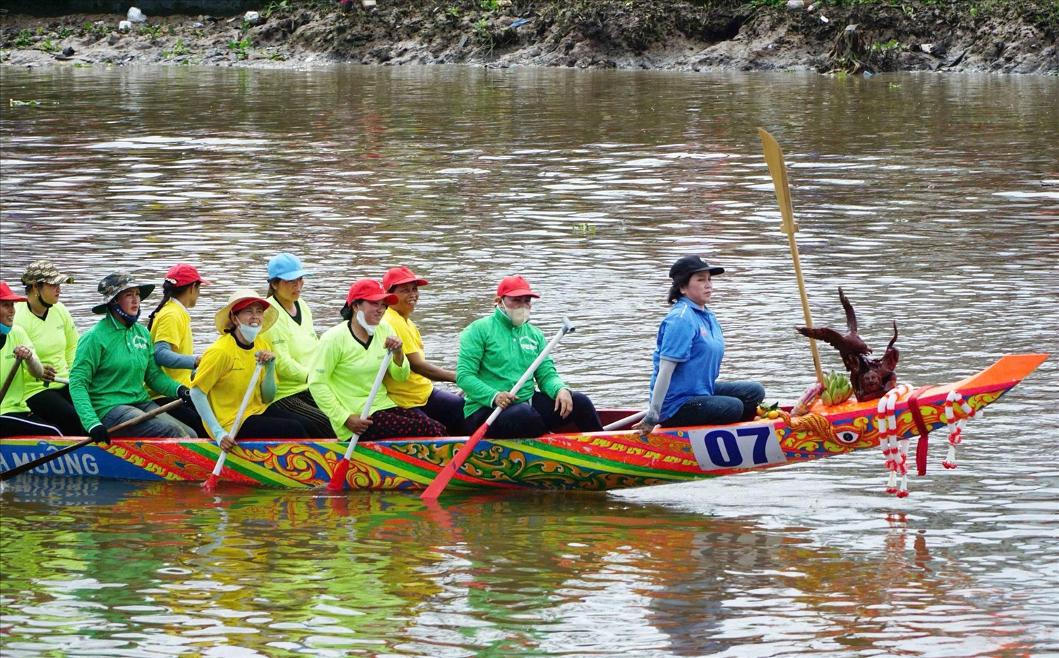 Lễ hội đua ghe Ngo đã được Bộ Văn hóa, Thể thao và Du lịch công nhận di sản văn hóa phi vật thể cấp quốc gia. Đến năm 2022, tổ chức Guinness Việt Nam cũng đã công nhận Kỷ lục Guinness 'Lễ hội Oóc Om Bóc - Đua ghe ngo có số lượng ghe ngo và vận động viên đông nhất Việt Nam'. (Trong ảnh: Một đội ghe Ngo nữ tại hội đua) 