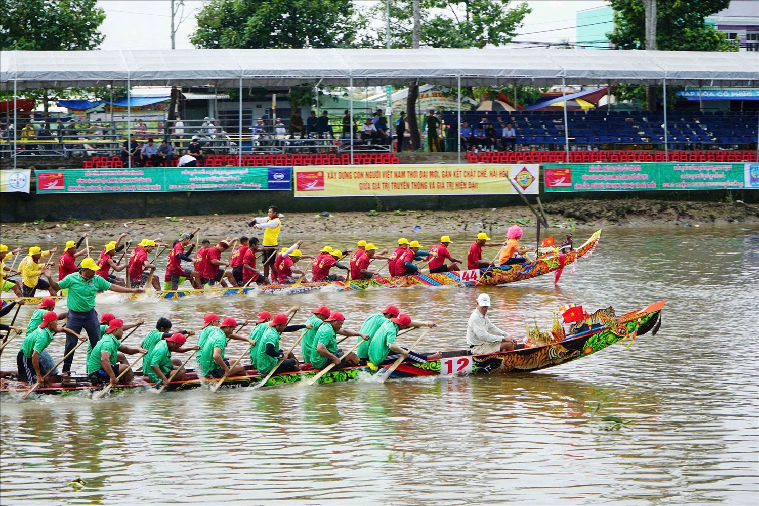 Trên mỗi đội ghe ngo là kết tinh của sự rèn luyện bền bỉ, kỷ luật và niềm tin vào sức mạnh tập thể. Ông Lưu Minh Xuân, Chủ nhiệm CLB ghe ngo chùa Tum Pok Sok, xã Mỹ Tú, thành phố Cần Thơ cho biết, đội ghe của chùa đã tập luyện suốt 45 ngày, có cả anh em người Khmer, Kinh và Hoa cùng chung sức, đoàn kết, tập luyện.