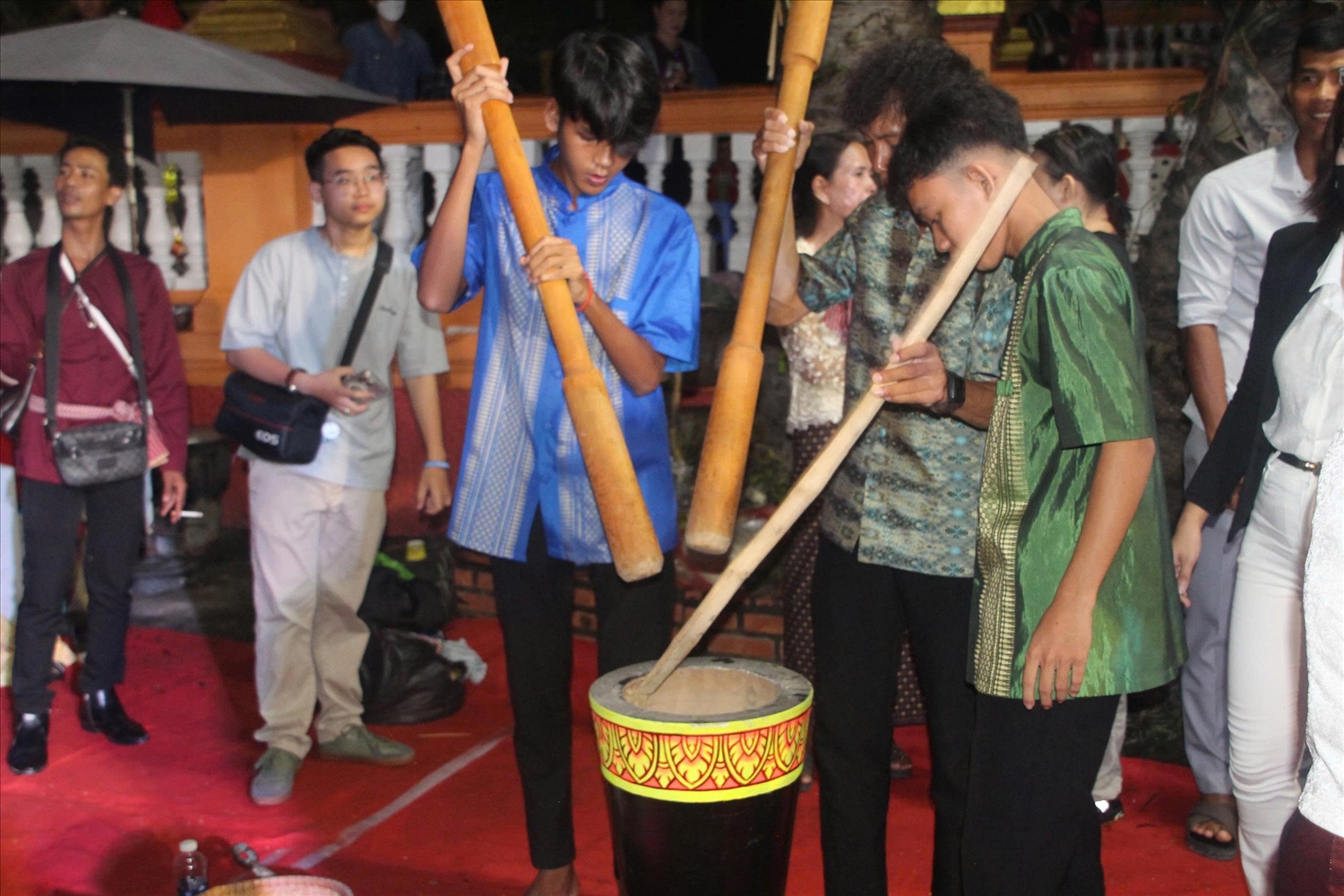 Nghi thức quan trọng được thực hiện tiếp sau Lễ cùng Trăng là đút cốm dẹp. (Trong ảnh: Phần trình diễn đâm cốm dẹp tại Lễ cũng Trăng vào tối 4/11)