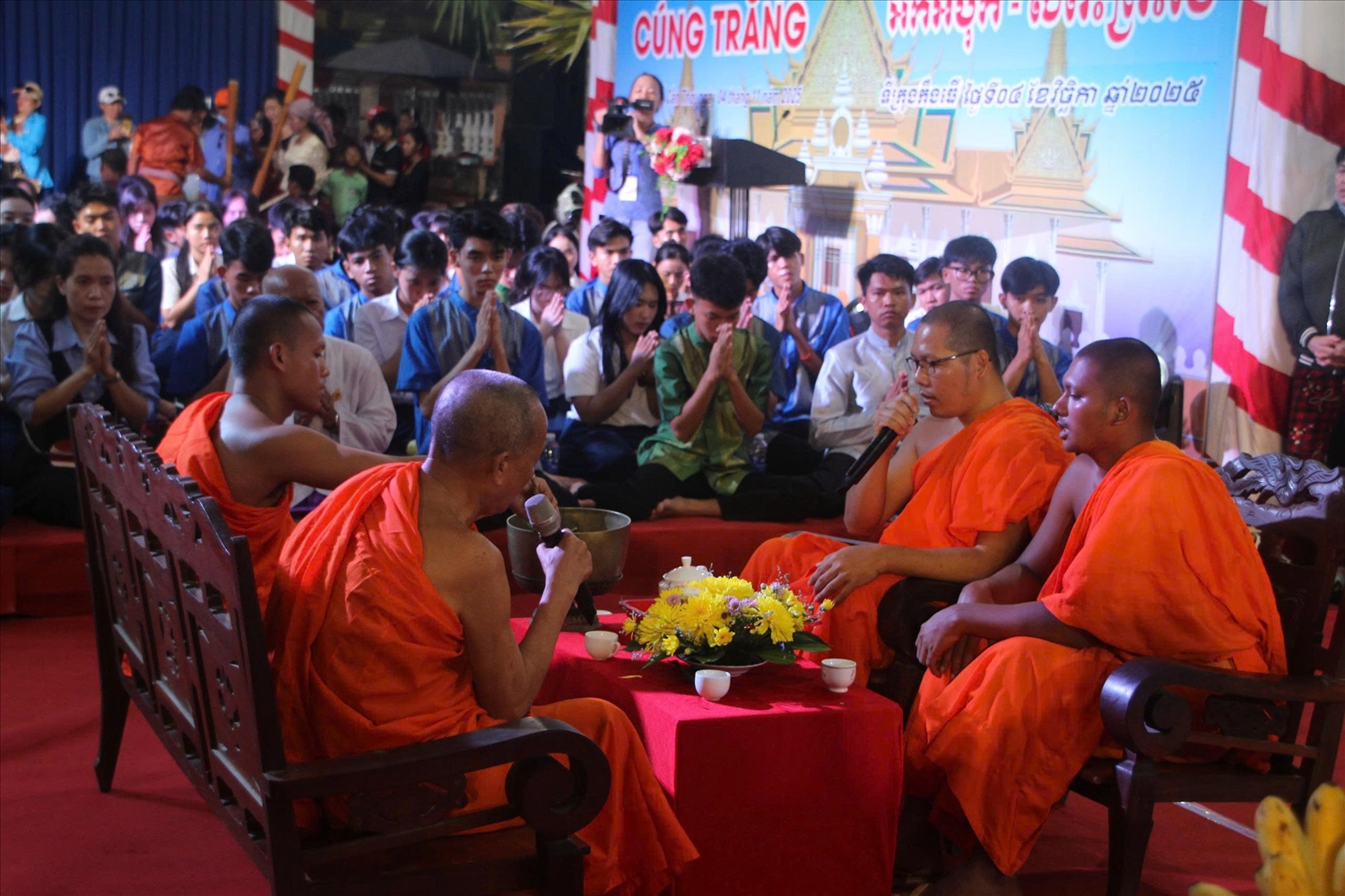 Dưới ánh trăng, mọi người cùng nhau cầu nguyện, tạ ơn thần linh. Các vị sư đọc kinh cầu an và ban phước lành cho mọi người.