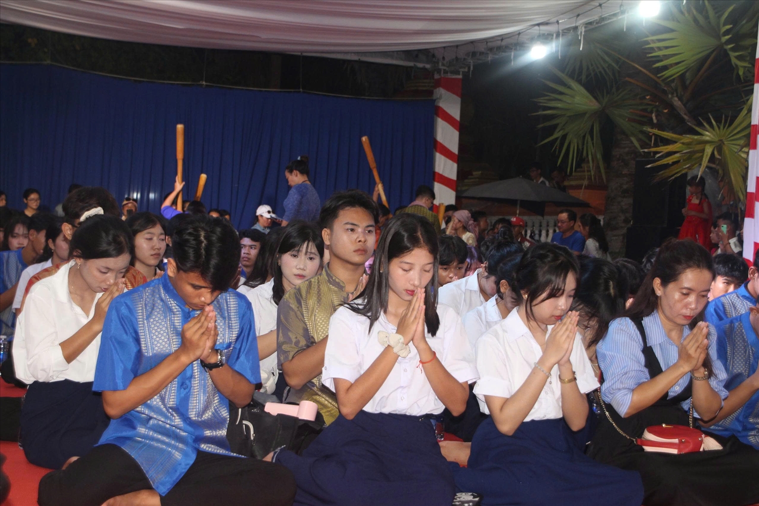 Theo quan niệm của người Khmer, mặt trăng là vị thần điều hòa thời tiết, giúp mưa thuận gió hòa, mùa màng tươi tốt, đem lại sự no ấm. Vì vậy đồng bào Khmer tổ chức lễ cúng để tạ ơn vị thần bằng những nông sản vừa thu hoạch được trong vụ mùa vừa qua.