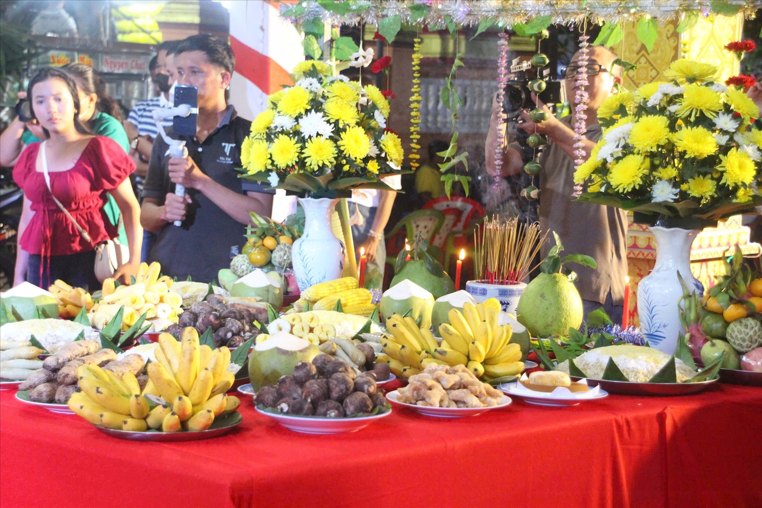 Mâm lễ dâng cúng khá đơn giản, chủ yếu là sản vật gần gũi, trồng hoặc hái được trong vườn nhà như khoai môn, khoai mì, dừa tươi, chuối, các loại bánh làm từ bột. Trong đó, một lễ vật bắt buộc phải có là cốm dẹp - một loại cốm được dùng bằng hạt nếp vừa chín tới rang rồi quết dẹp.