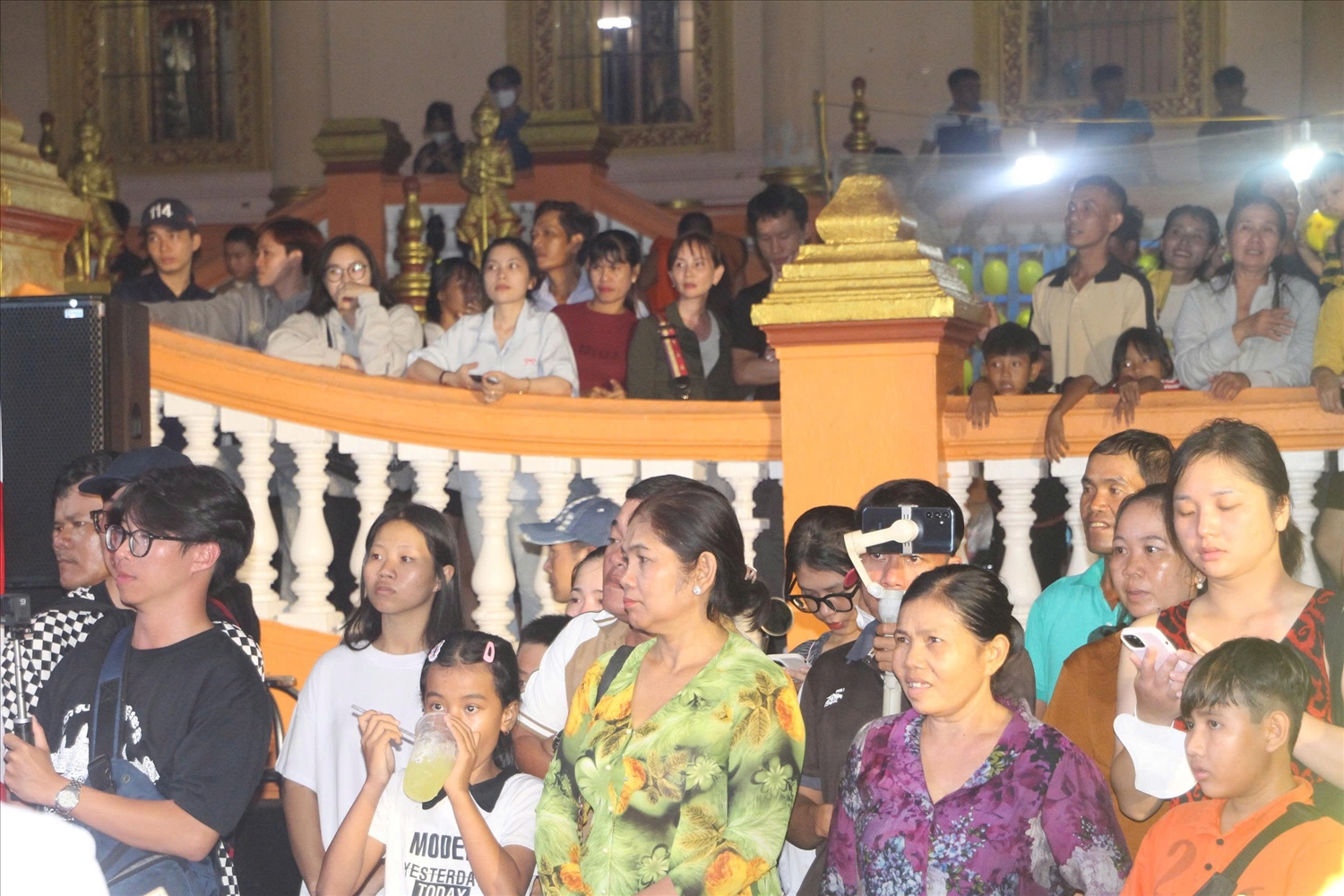 Cúng Trăng có thể được tổ chức tại chùa, tại nhà hoặc một nơi có thể nhìn thấy mặt trăng.