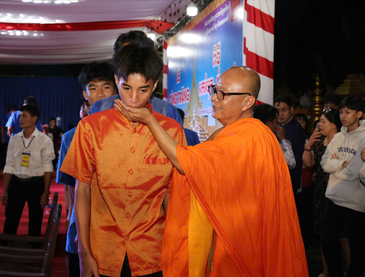 Các sư sãi, các vị achar, người có uy tín trong cộng đồng phum, sóc hoặc người cao tuổi nhất trong gia đình bốc từng nắm cốm dẹp lần lượt đút vào miệng người nhỏ tuổi rồi vỗ nhẹ sau lưng và hỏi những điều ước nguyện của con cháu.