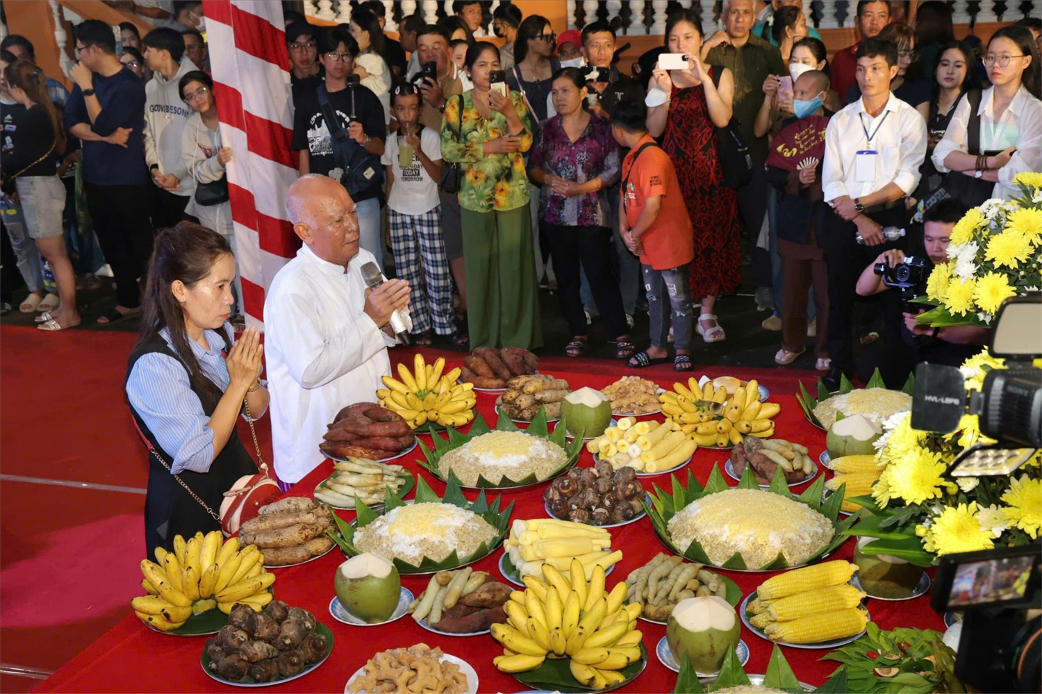 Bà Dương Thị Quý (dân tộc Khmer, ngụ phương Mỹ Xuyên, TP. Cần Thơ) cho biết: Đồng bào Khmer chủ yếu sống bằng nghề trồng lúa nước và rau màu theo 2 mùa mưa nắng. Hằng năm, dịp Lễ cúng Trăng cũng trùng với thời gian thu hoạch sản vật. Lúa nếp thu hoạch sớm nhất, nên người ta chọn nếp làm cốm dẹp dâng cúng thần mặt trăng với hy vọng năm sau mùa màng sẽ tiếp tục bội thu, người người an cư lạc nghiệp.