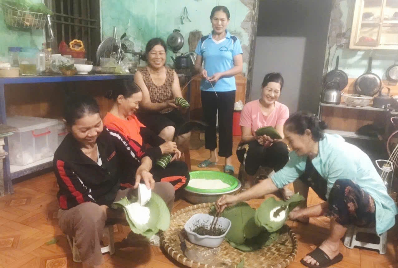 Bà con Sán Dìu cùng nhau tập trung gói bánh chưng xanh phục vụ khách du lịch