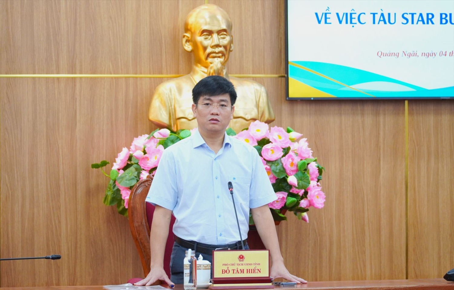 Phó Chủ tịch UBND tỉnh Quảng Ngãi phát biểu tại buổi họp. (Ảnh QN)