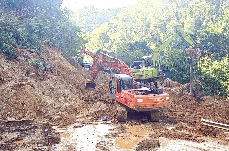Lực lượng chức năng huy động máy móc, phương tiện khẩn trương khắc phục các điểm sạt lở, hư hỏng sau bão.