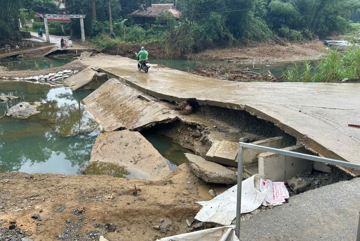 Hạ tầng giao thông bị tàn phá sau bão