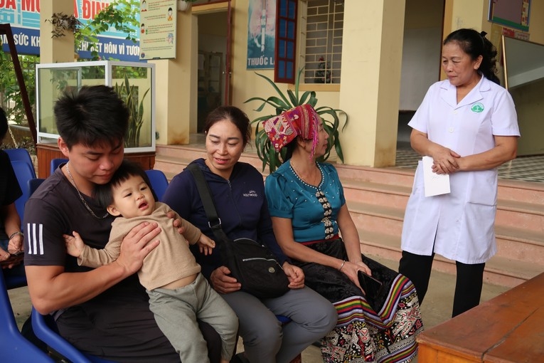 Cán bộ y tế tuyên truyền phổ cập kiến thức và hiểu biết về sức khỏe sinh sản cho đồng bào dân tộc