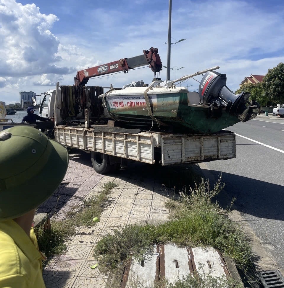 Ca nô được đưa lên xe để sẵn sàng cơ động trong công tác ứng cứu khẩn cấp (Ảnh: Phạm Tiến)