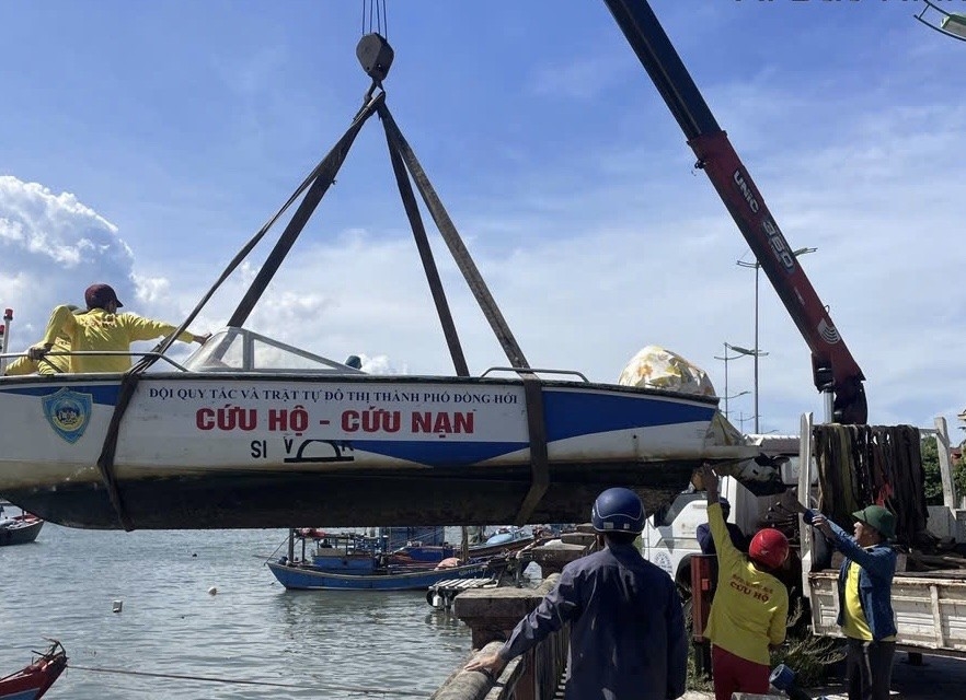 Ban Chỉ huy phòng thủ dân sự phường Đồng Hới chuẩn bị phương tiện, sẵn sàng ứng cứu trong trường hợp khẩn cấp(Ảnh: Phạm Tiến)