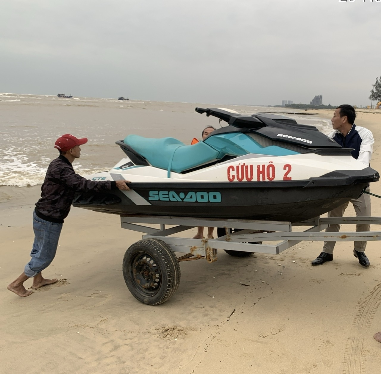 Tính đến 16h chiều nay (5/11), tại 3 điểm xung yếu gồm : Đức Ninh, Bảo Ninh, Đồng Phú các phương tiện ứng phó với bão số 13 đã được tập kết (Ảnh: Phạm Tiến) 