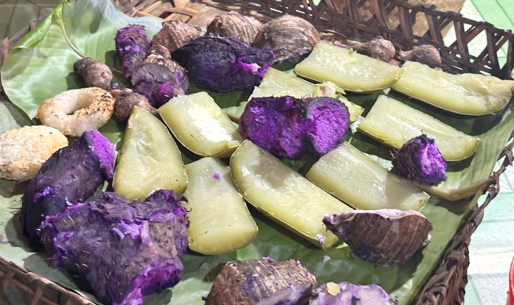 Mâm cỗ cúng trong ngày lễ Tết Hoa mào gà gồm những món ăn do đồng bào tự trồng được