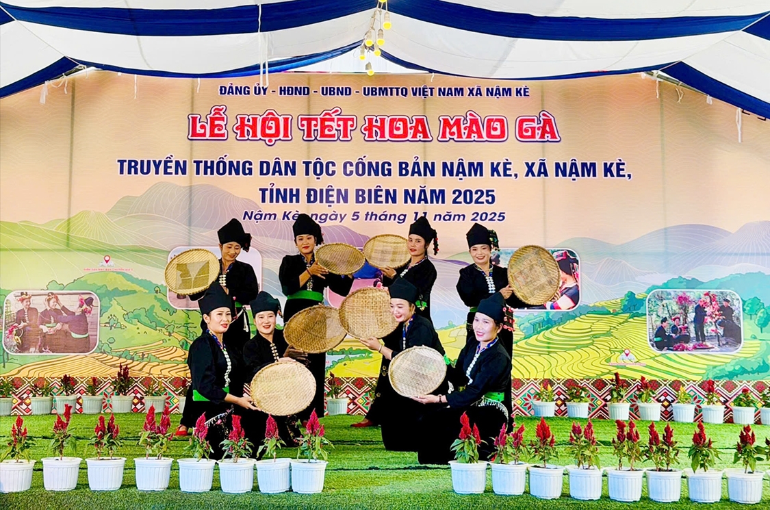 Bà con múa hát mừng ngày lễ
