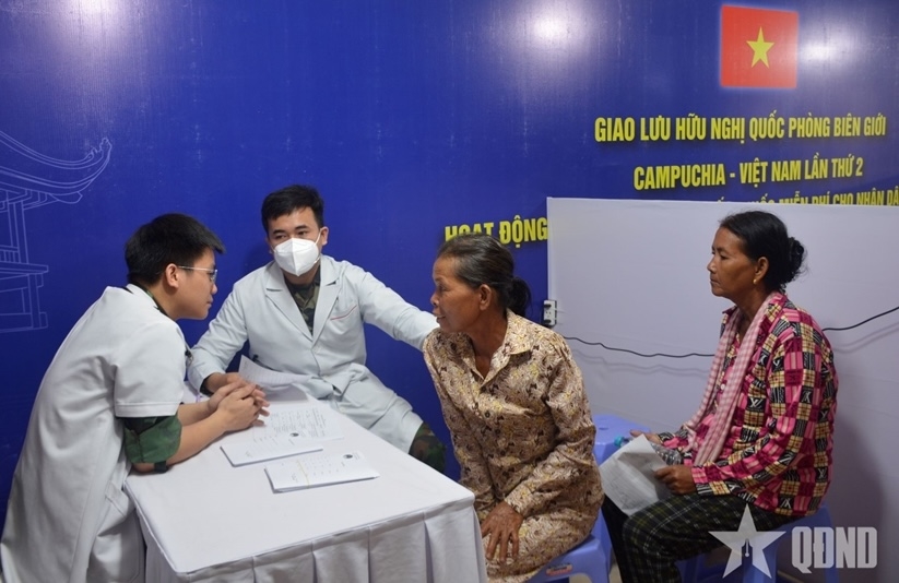 Đoàn Quân y đã tổ chức khám, chữa bệnh, cấp phát thuốc miễn phí cho người dân Campuchia ( ảnh: Báo Quân đội)