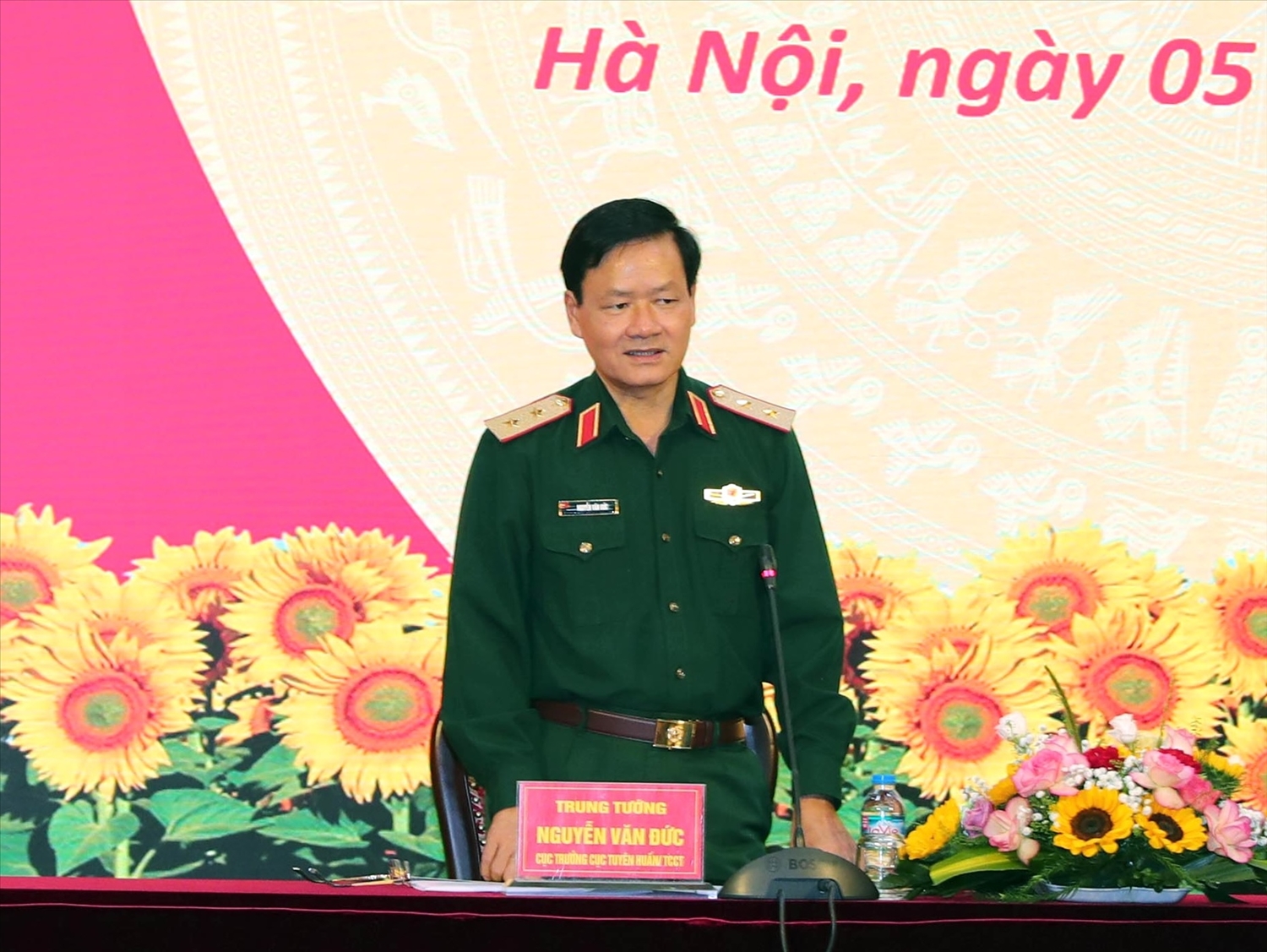 Trung tướng Nguyễn Văn Đức, Cục trưởng Cục Tuyên huấn trao đổi thông tin cùng phóng viên tại buổi gặp mặt giới thiệu Giao lưu hữu nghị Quốc phòng biên giới Việt Nam – Campuchia lần thứ hai