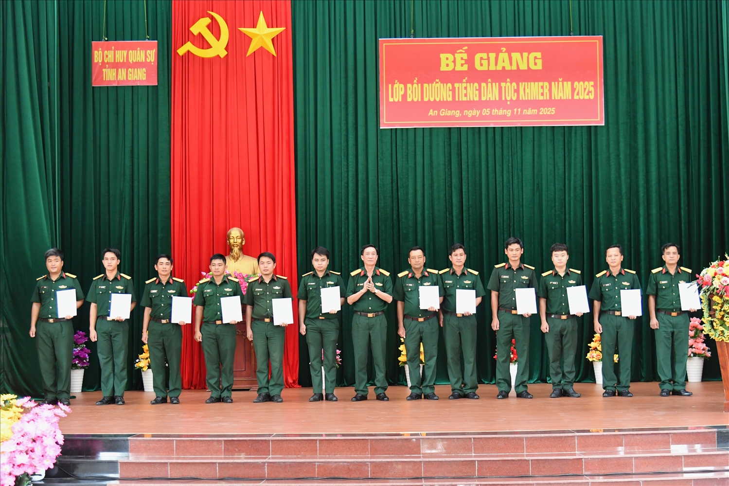 Với sự quyết tâm cao, 100% học viên là sĩ quan, quân nhân chuyên nghiệp thuộc các cơ quan, đơn vị LLVT tỉnh An Giang hoàn thành lớp bồi dưỡng tiếng Khmer 