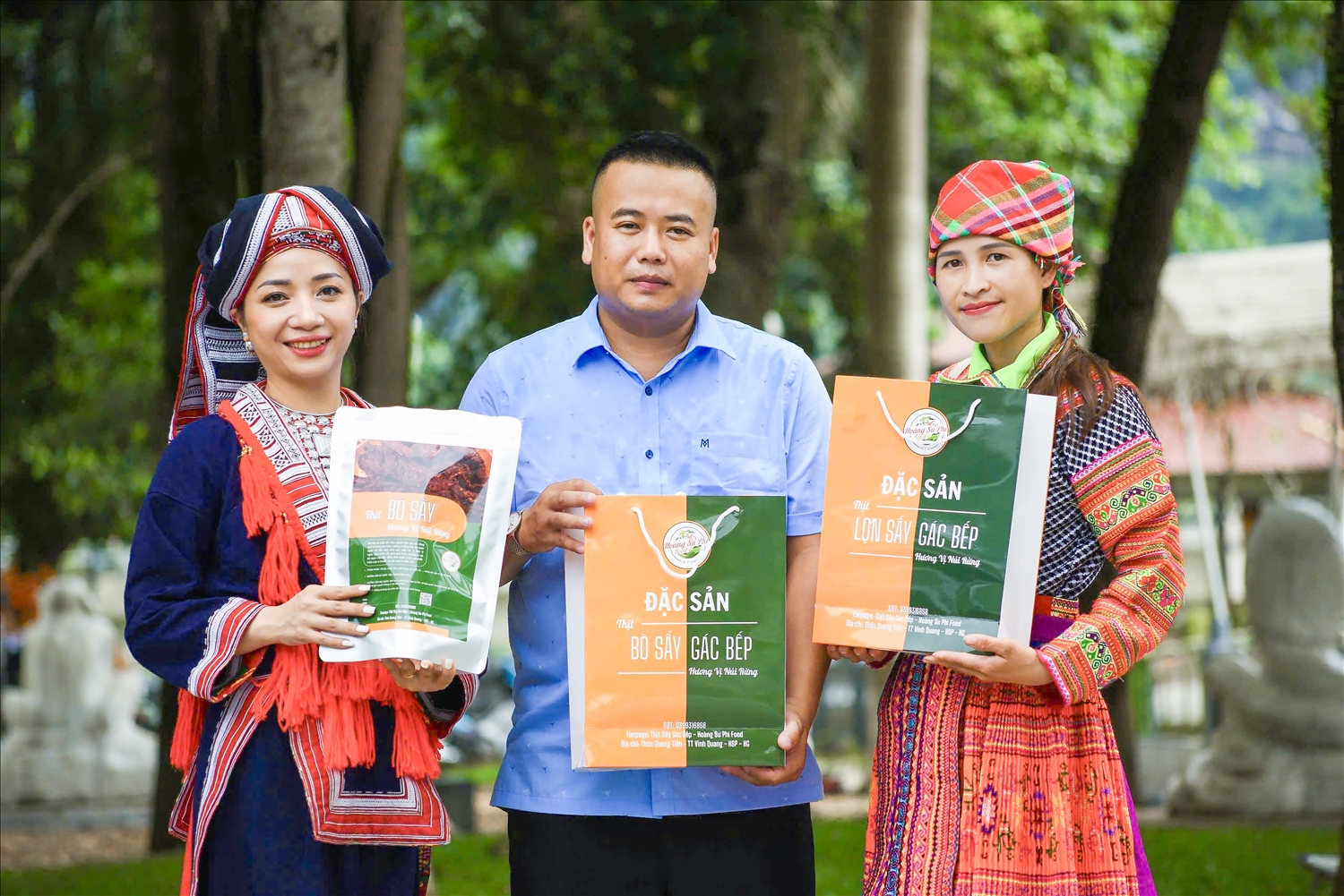 Anh Nguyễn Văn Chuẩn cùng sản phẩm của đơn vị mình