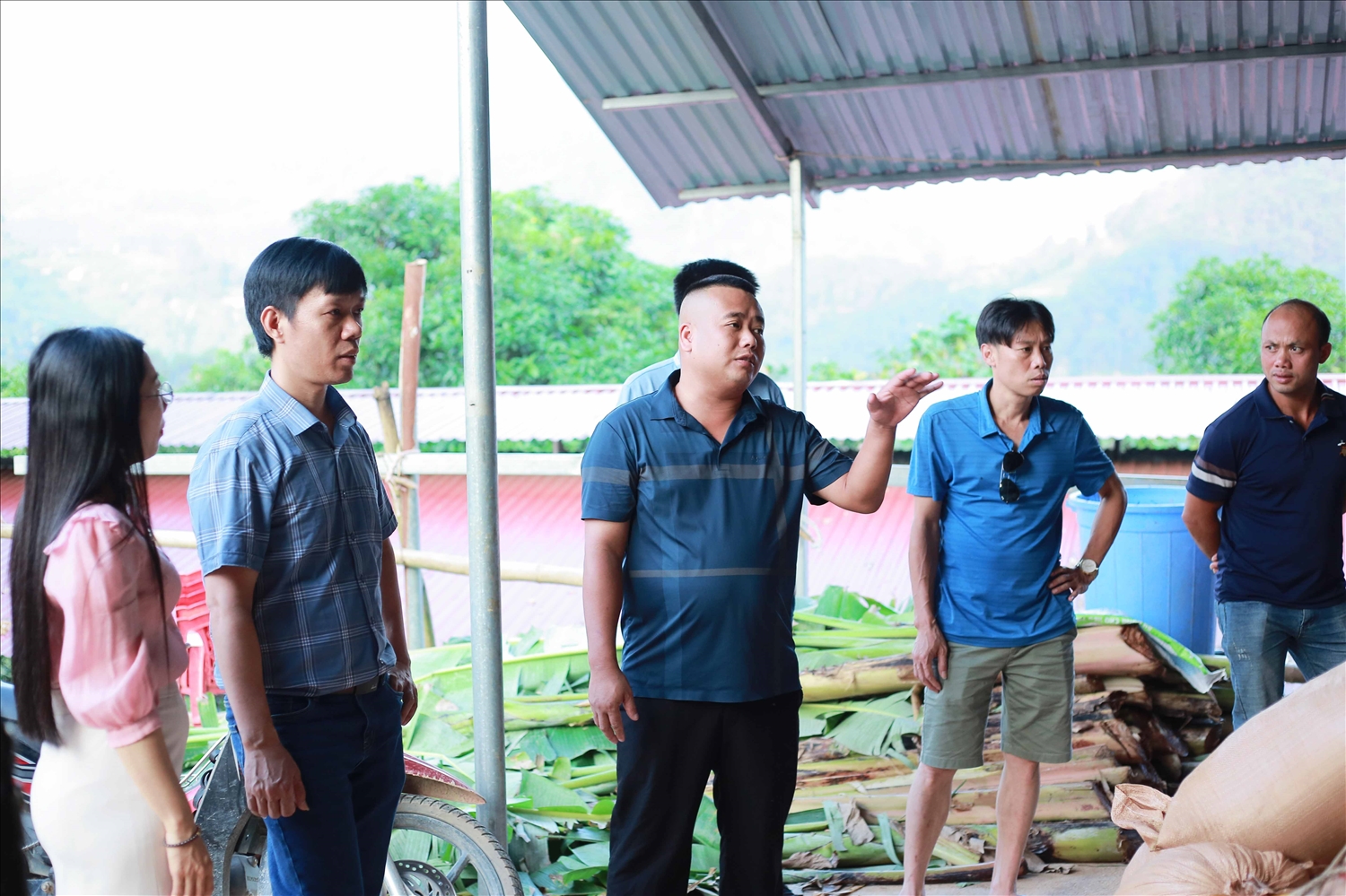 Anh Nguyễn Văn Chuẩn, Giám đốc HTX Dịch vụ Nông lâm nghiệp và Chăn nuôi Hoàng Su Phì giới thiệu cho người dân về quy trình chăn nuôi an toàn