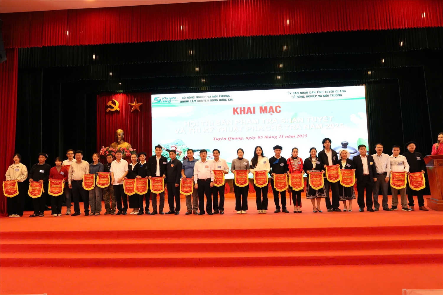 Ban Tổ chức trao cờ lưu niệm cho các đội tham gia hội thi