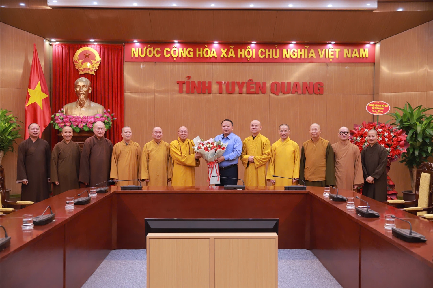 Thường trực Ban trị sự Giáo hội Phật giáo tỉnh Tuyên Quang tặng lẵng hoa chúc mừng tỉnh đã tổ chức thành công Đại hội Đảng bộ tỉnh lần thứ I