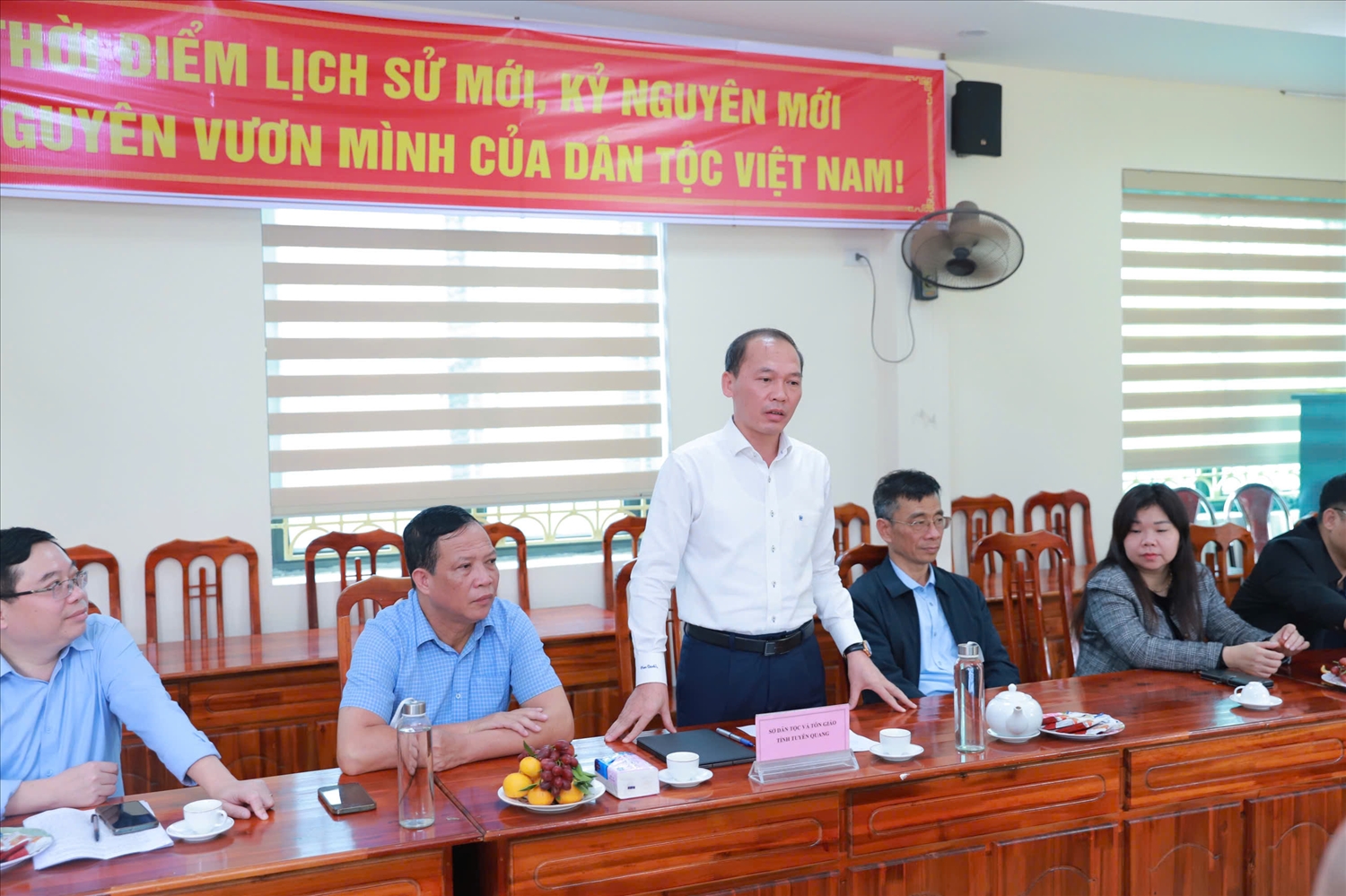 Ông Nguyễn Văn Dưng, Giám đốc Sở Dân tộc và Tôn giáo chia sẻ một số chủ trương chung của Đảng, Nhà nước và của tỉnh trong đảm bảo an ninh trật tự ở cơ sở; tăng cường giáo dục đạo đức cho học sinh, thực hiện chương trình an sinh xã hội; xây dựng khối đại đoàn kết toàn dân tộc, hòa hợp tôn giáo…