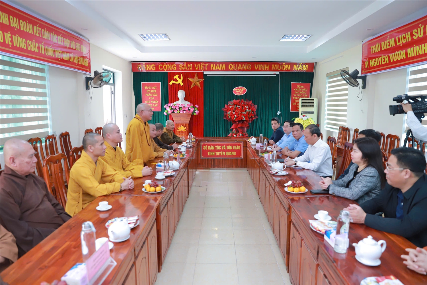 Thường trực Ban trị sự Giáo hội Phật giáo tỉnh Tuyên Quang thăm, gặp gỡ lãnh đạo Sở Dân tộc và Tôn giáo tỉnh Tuyên Quang