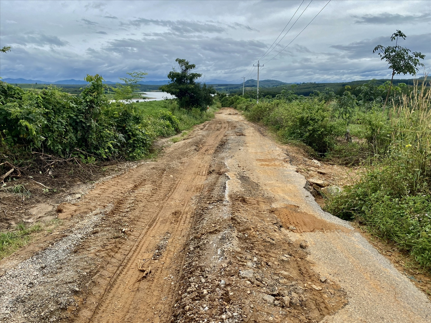 Sau hơn 1 năm đưa vào sử dụng, đường liên xã Sa Bình đi xã Ya Ly đã bị xuống cấp nghiêm trọng. (Ảnh: Ngọc Chí)