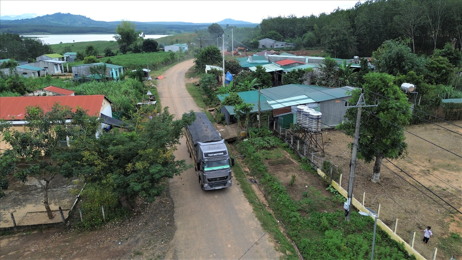 Người dân lo lắng nếu tiếp tục để xe tải trọng lớn chở sắn lưu thông thì tuyến đường liên xã Sa Bình đi xã Ya Ly sẽ nhanh chóng xuống cấp. (Ảnh: Ngọc Chí)