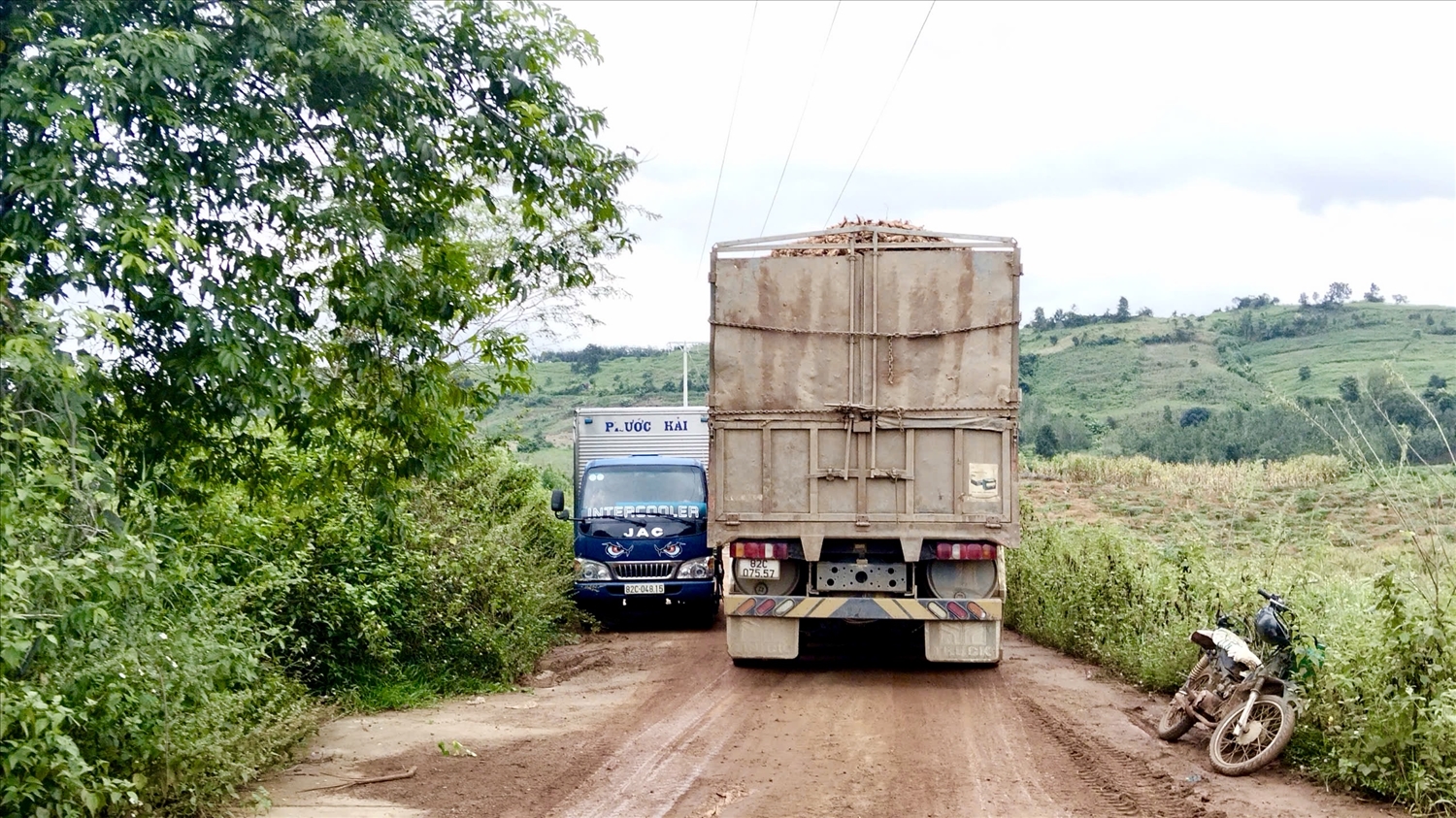 Vào mùa thu hoạch sắn lượng xe tải trọng lớn lưu thông trên đường liên xã Sa Bình đi xã Ya Ly nhiều hơn. (Ảnh: Ngọc Chí)