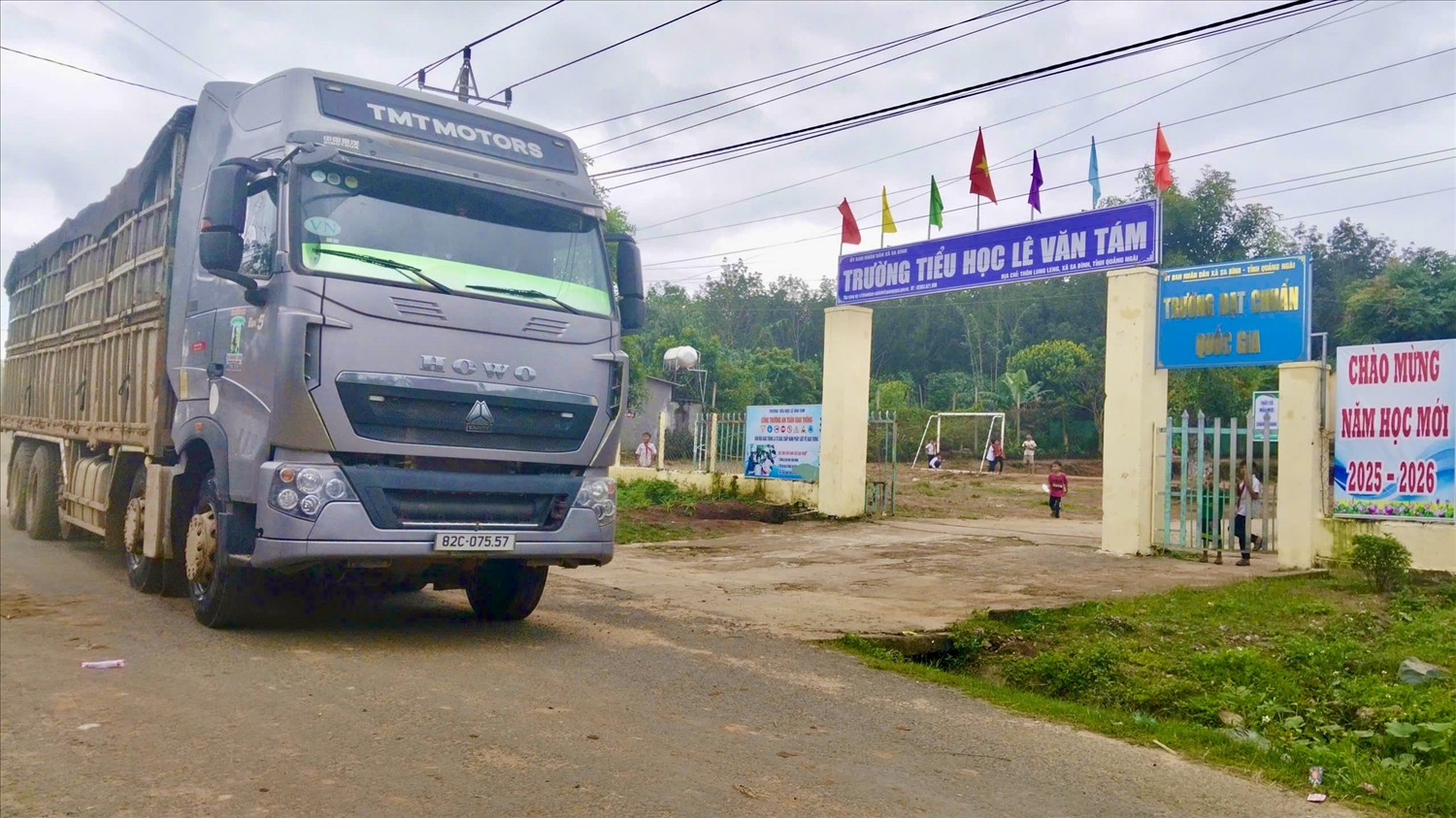 Xe tải trọng lớn chở sắn lưu thông đoạn qua làng Lung Leng, xã Sa Bình. (Ảnh: Ngọc Chí)