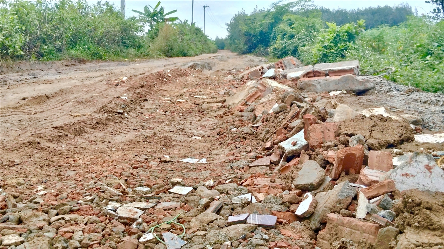 Nhiều điểm bị hư hỏng được khắc phục bằng cách đổ xà bần vào. (Ảnh: Ngọc Chí)