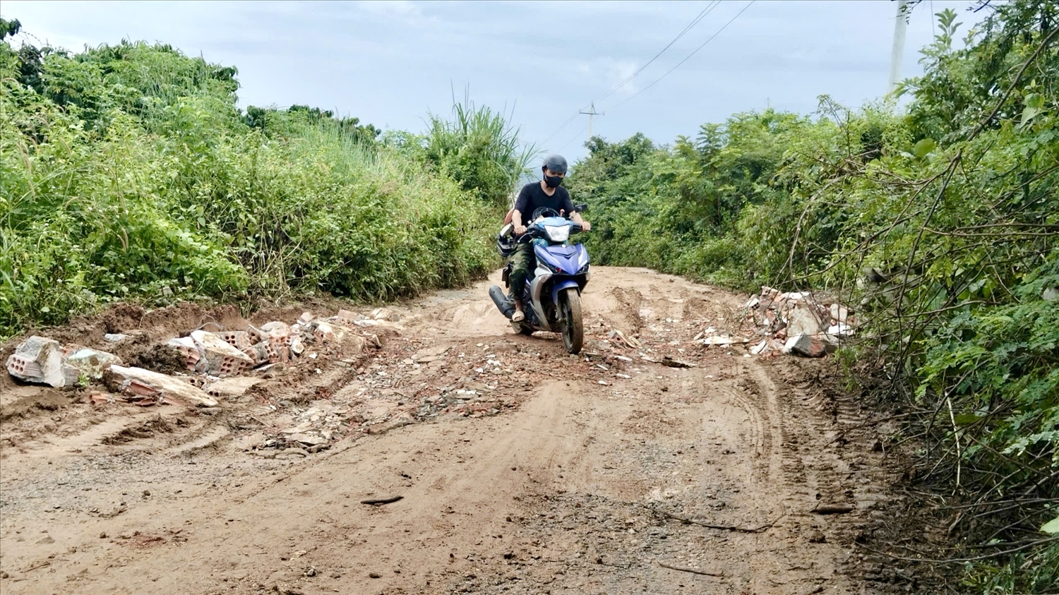 Đường liên xã Sa Bình đi xã Ya Ly bị hư hỏng khiến việc đi lại của người dân gặp nhiều khó khăn. (Ảnh: Ngọc Chí)