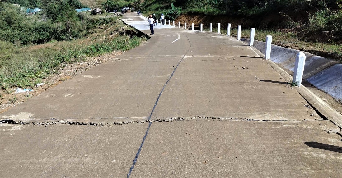 Một số đoạn đường bê tông cạnh quả đồi làng Đăk Sun cũng xuất hiện vết nứt. (Ảnh: Ngọc Chí)