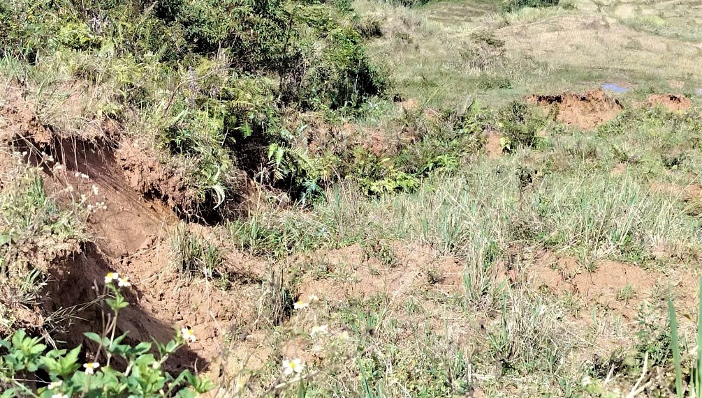 Nhiều đoạn đứt gãy trên đồi có độ chênh lệch hơn 50cm. (Ảnh: Ngọc Chí)