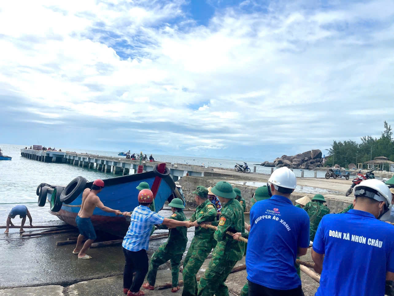 Cán bộ, chiến sĩ Đồn Biên phòng Nhơn Châu cùng Đoàn Thanh niên xã giúp dân di dời thuyền về nơi tránh bão số 13
