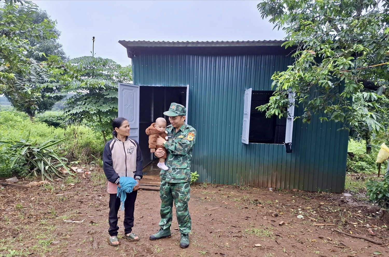 Mô hình Mỗi tuần giúp một hộ nghèo ở khu vực biên giới đã góp phần thắt chặt tình quân - dân nơi phên dậu Tổ quốc