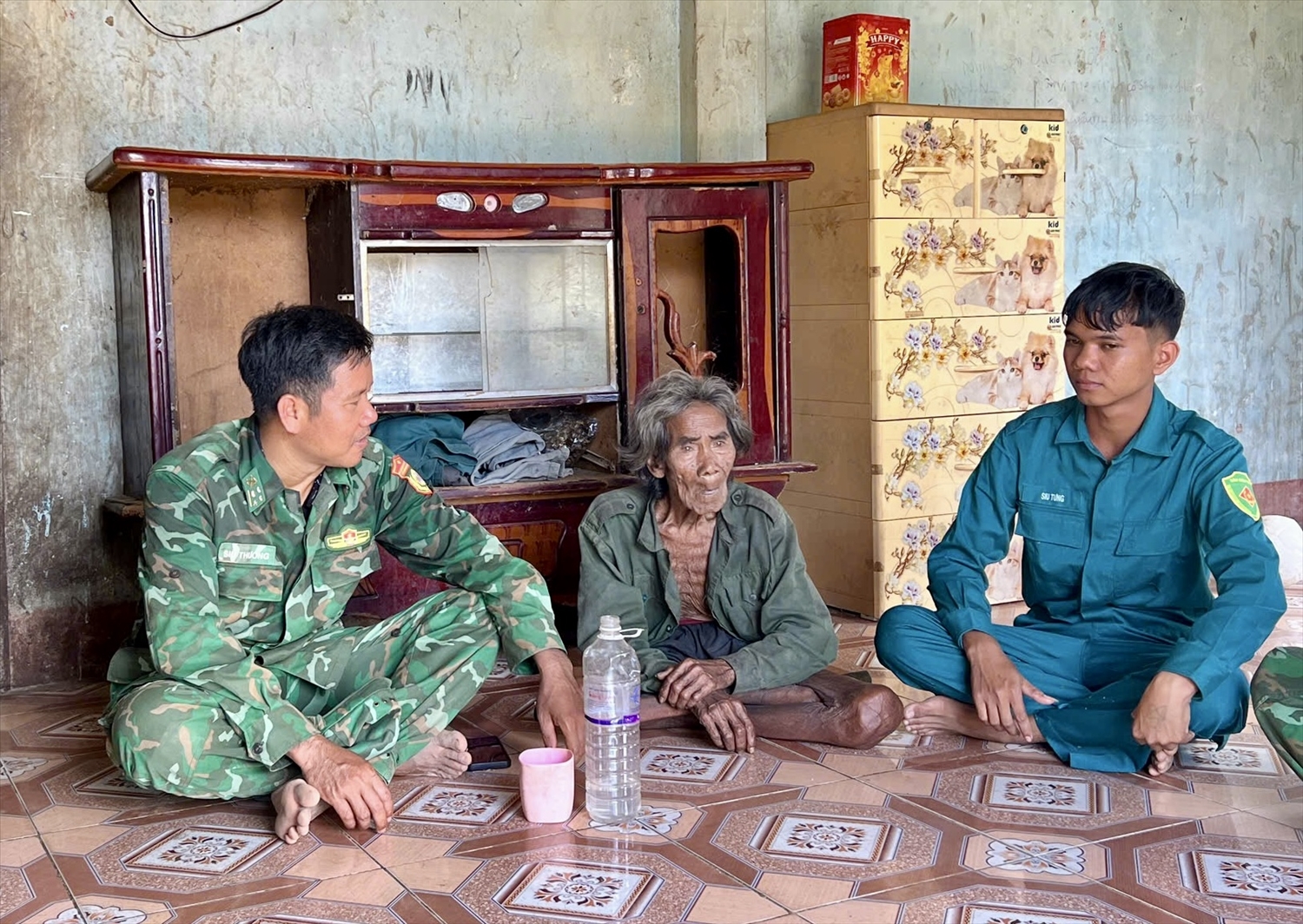 Gia đình bà Rơ Lan Blê và Siu Klunh (làng Hnap, xã Ia Mơ) vui mừng khi được cán bộ Đồn Biên phòng Ia Mơ thăm hỏi, động viên, hỗ trợ