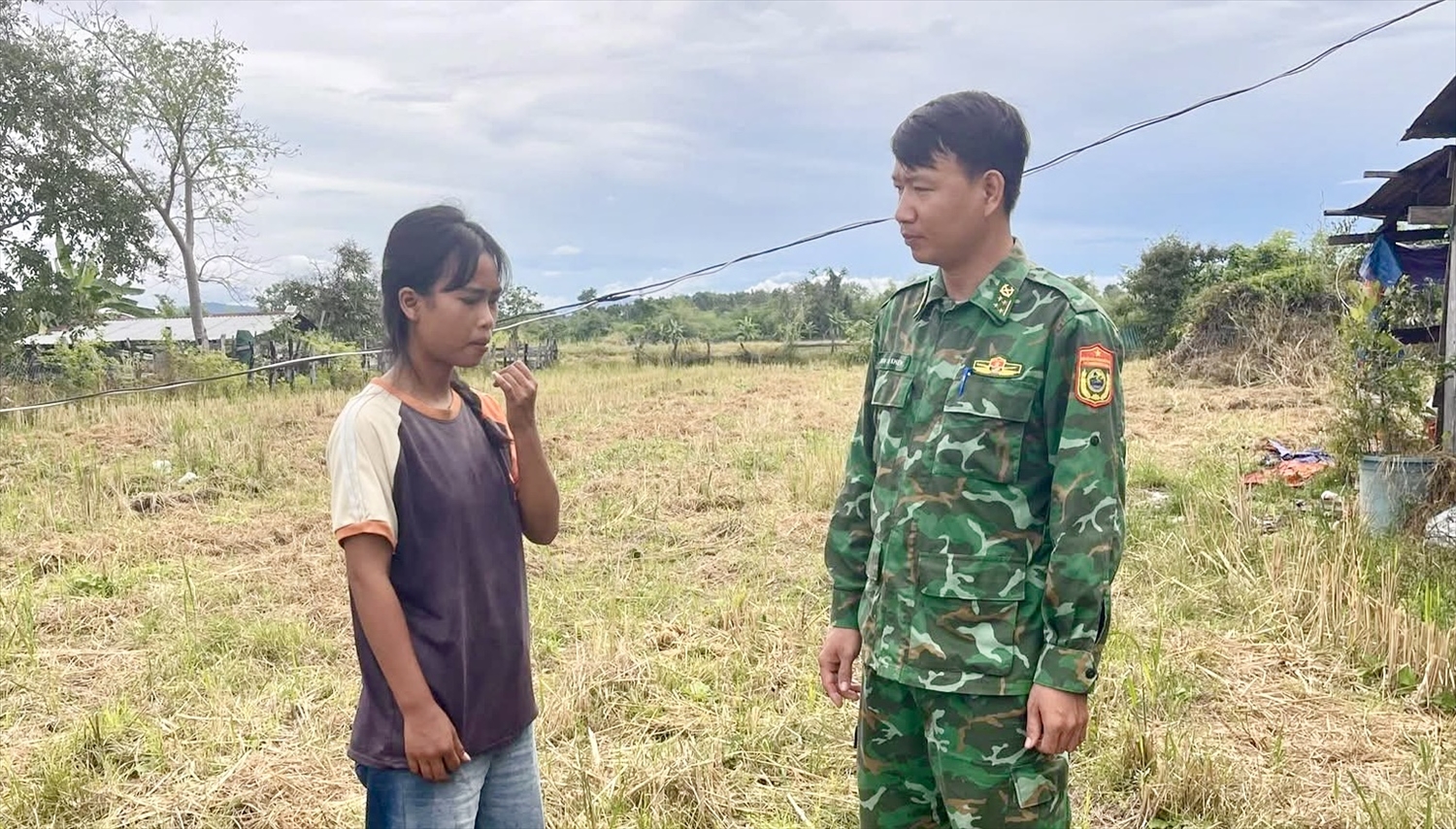 Cán bộ Đồn Biên phòng Ia Mơ hỏi thăm, chia sẻ cùng em Siu Nhăm