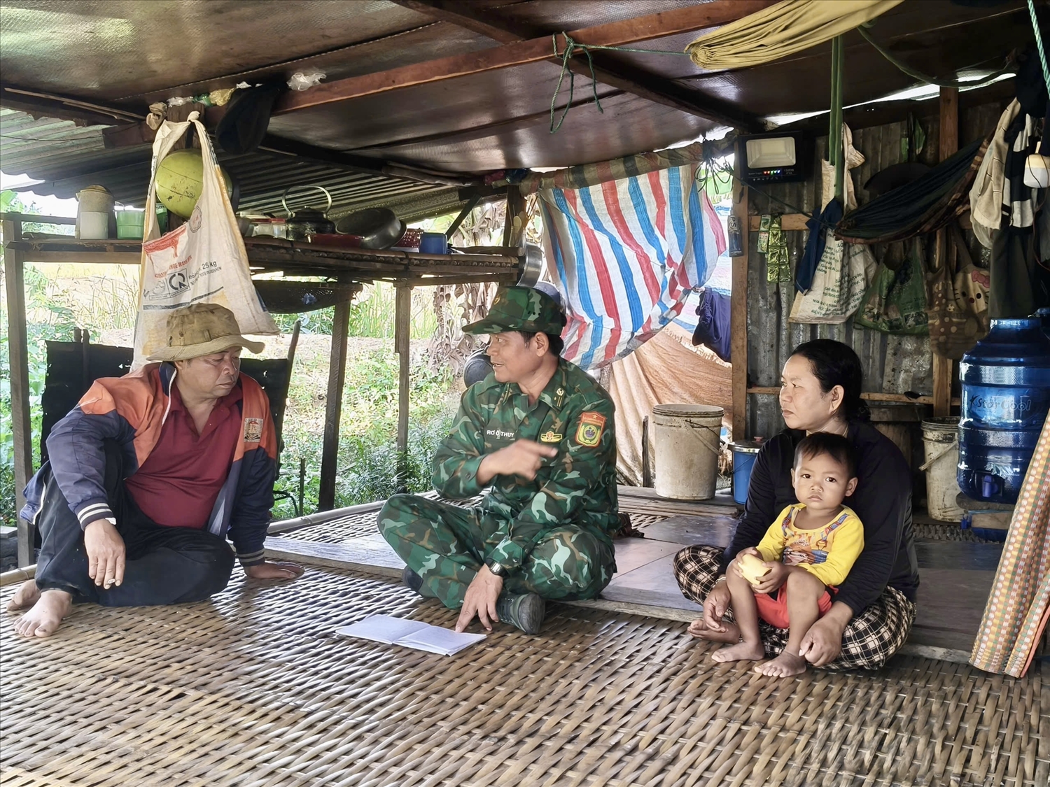 Bộ đội Biên phòng tuyên truyền người dân không ngủ lại chòi rẫy nhằm đảm bảo an toàn trước bão số 13