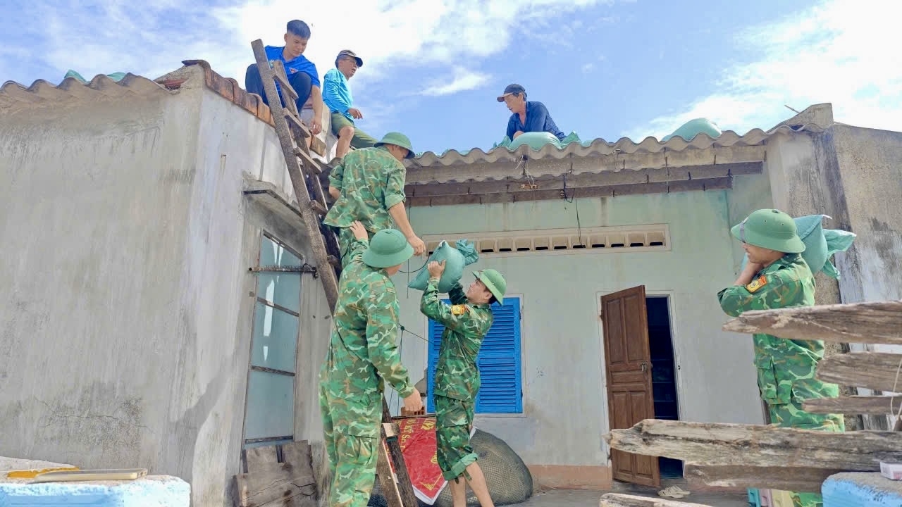 Bộ đội Biên phòng cùng các đơn vị, chính quyền địa phương trên đảo hỗ trợ bà con giằng néo nhà cửa