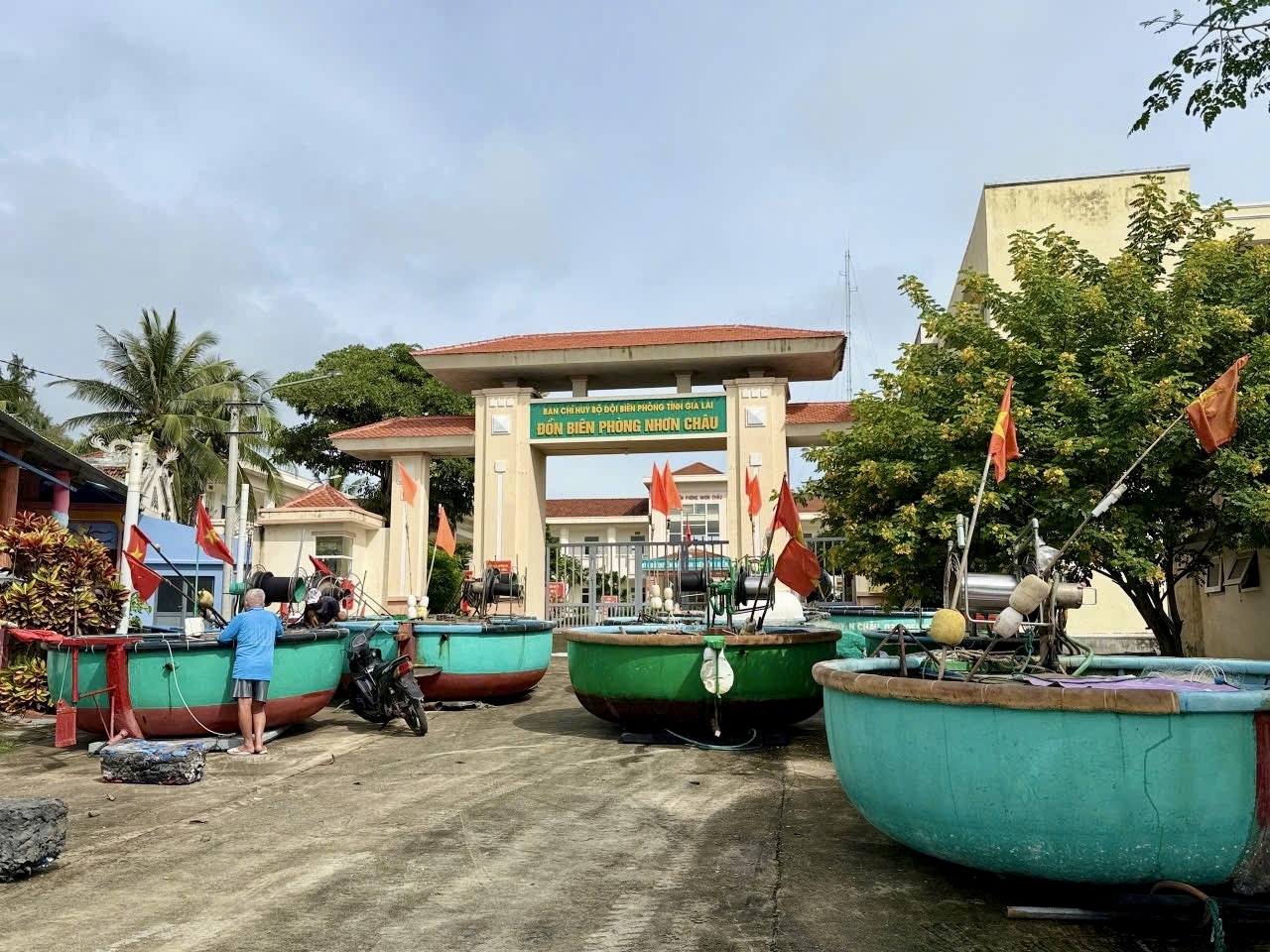 Ngư dân được Bộ đội Biên phòng hỗ trợ di chuyển thuyền thúng vào khu vực neo đậu an toàn 