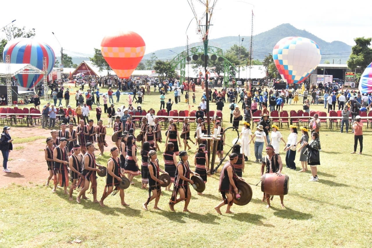 Các nghệ nhân trình diễn cồng chiêng tái hiện các nghi lễ truyền thống tại lễ hội
