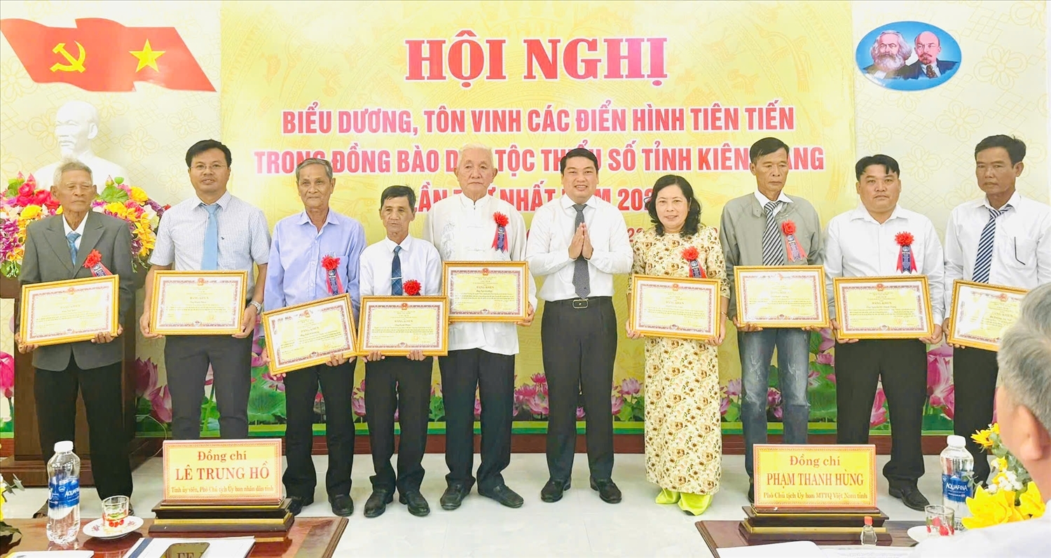 Các cá nhân đã có thành tích tiêu biểu, xuất sắc trong phong trào thi đua chuyên đề về phát huy vai trò của Người có uy tín trong đồng bào DTTS trên địa bàn tỉnh Kiên Giang (cũ) năm 2024 nhận Bằng khen của Chủ tịch UBND tỉnh