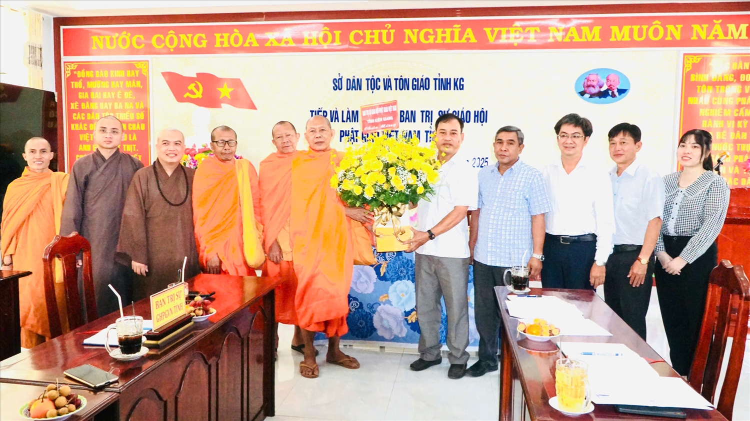 Sở Dân tộc và Tôn giáo tỉnh Kiên Giang (nay là tỉnh An Giang) tiếp Đoàn công tác Ban Trị sự GHPGVN tỉnh đến thăm và làm việc