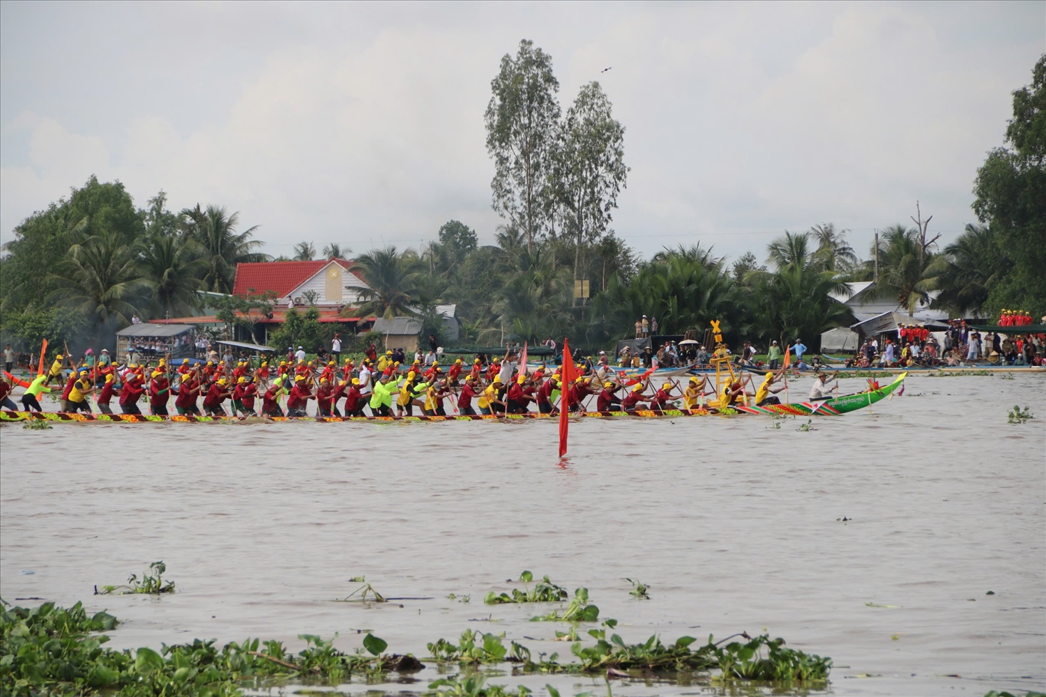 Đua ghe Ngo là phần hấp dẫn nhất trong Lễ hội Oóc Om Bóc, một trong 3 lễ hội lớn của người Khmer, bên cạnh Tết cổ truyền Chol Chnam Thmay và lễ cúng ông bà Sen Dolta.