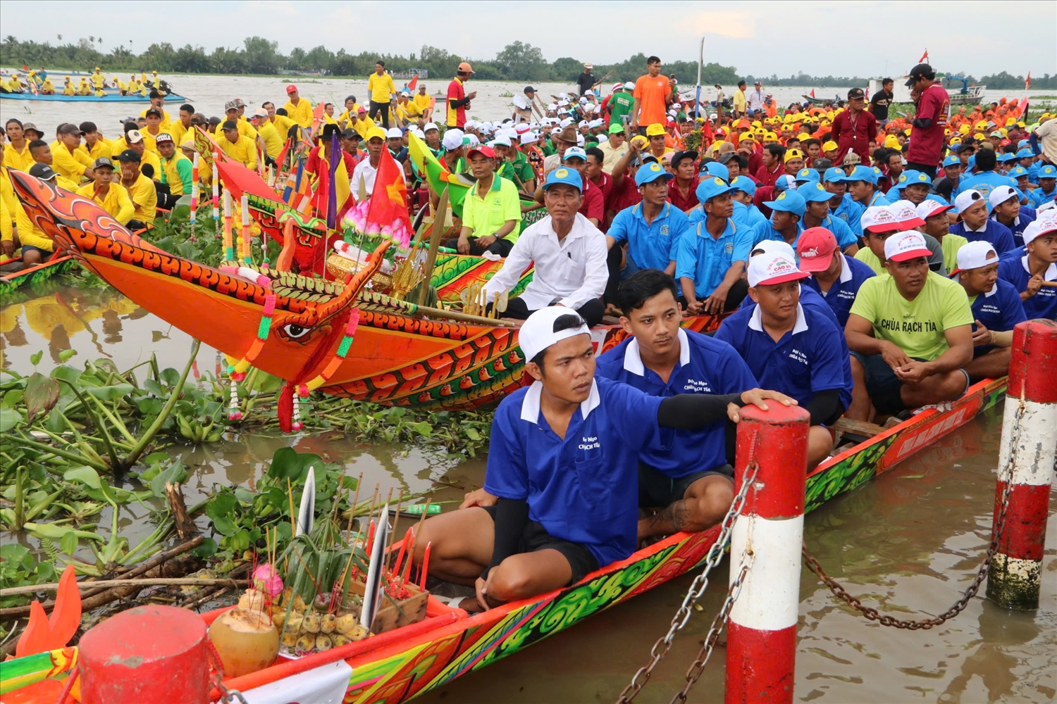Giải đua Ghe ngo năm nay thu hút 4.000 vận động viên tham gia. 