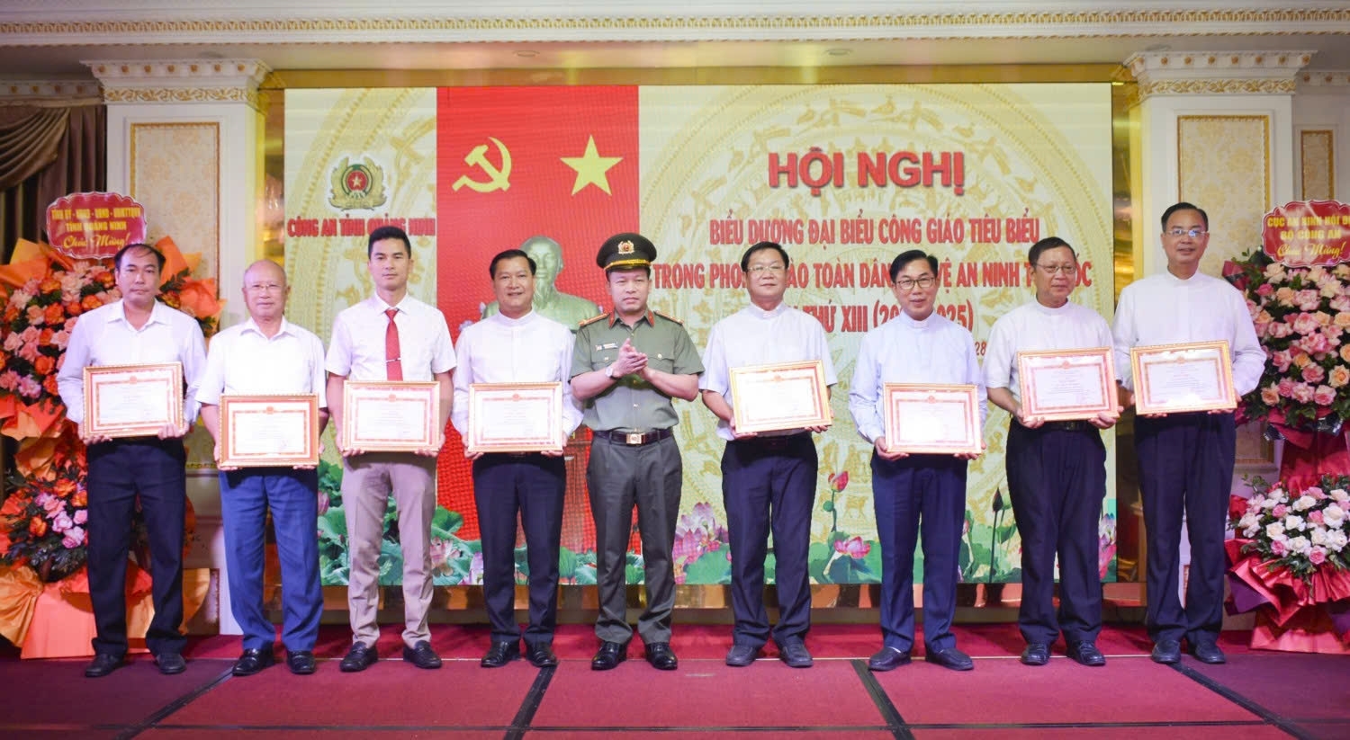 Lãnh đạo Công an tỉnh Quảng Ninh trao Giấy khen cho các chức sắc, chức việc, giáo dân công giáo tiêu biểu trong phong trào Toàn dân bảo vệ an ninh Tổ quốc